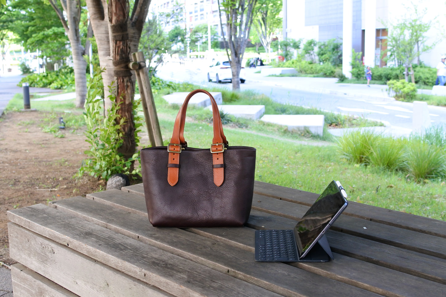 ARIA L size (Signature Brown)